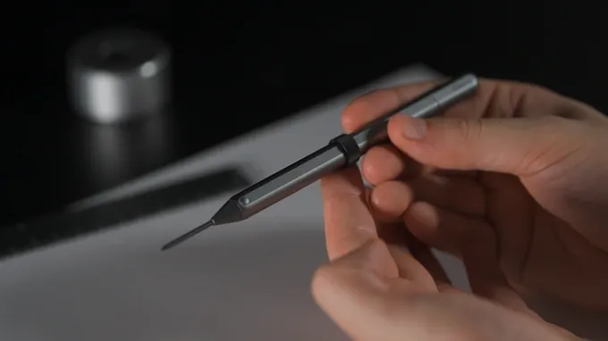Stilform demonstrates the AEON Gravity sliding ring while holding the pencil